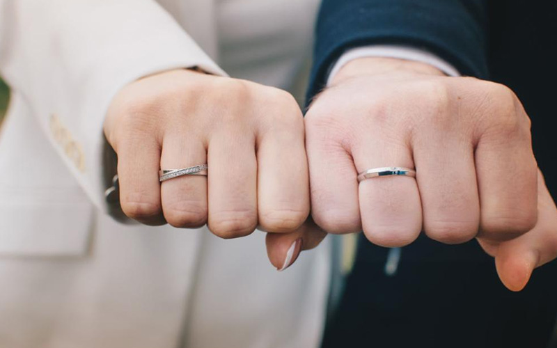 Anillo de compromiso de platino y oro blanco